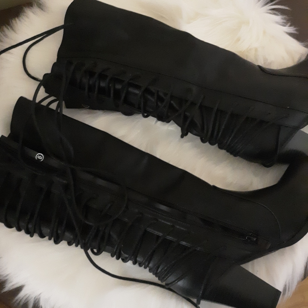 Black boots with chunky heel